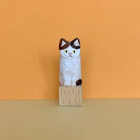 小さな木彫り猫の置物　ハチワレ三毛猫
