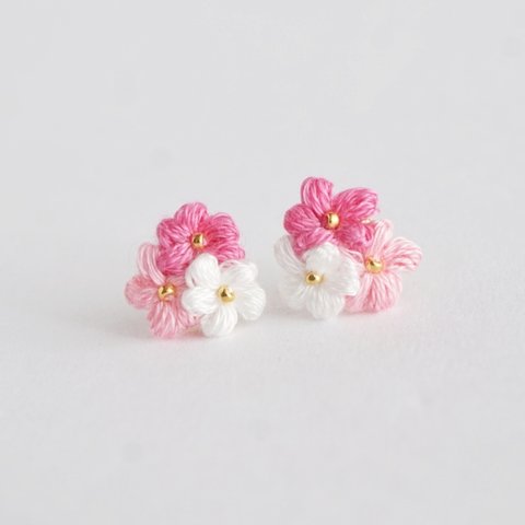 マカロン｜刺繍糸のお花のプチブーケ耳飾り