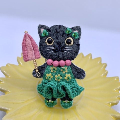 緑ワンピのおしゃまな黒猫の手刺繍ブローチ