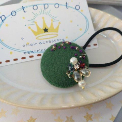 ビーズ刺繍のくるみボタンヘアゴム　《雫ボタンとパール／深緑》