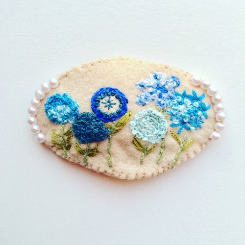 ショートヘアでもロングヘアでも自分らしくヘアアレンジ ほっこり ブルーのお花刺繍 パッチン留め  子供も大人もつけられるヘアアクセサリー 大切なご 家族やお孫さん姪っ子さんお友達へのプレゼントに