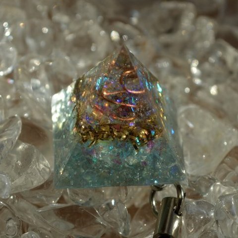 オルゴナイト （2.0cmピラミッド型）【ガラス】（ソフト）水色＋ホロ
