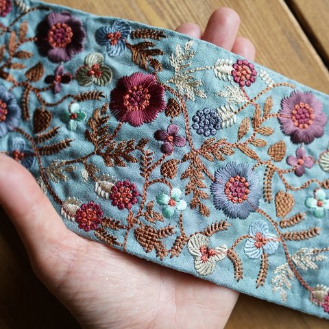 1mカット済【インド刺繍リボン】シルク　刺繍　リボン　りぼん   【ライトブルー】