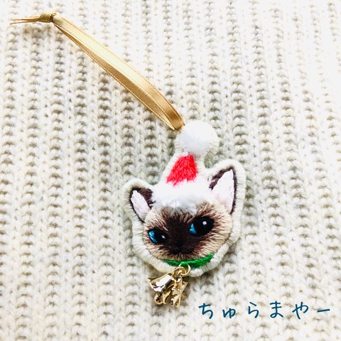 ちらりと横目で🐱クリスマスオーナメント