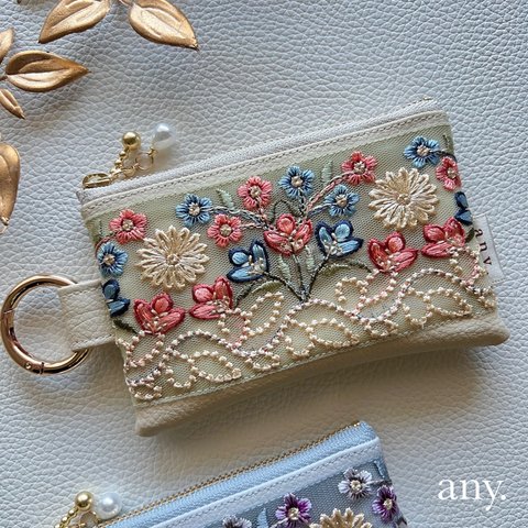 【受注製作🪡】再販✨インド刺繍リボンポーチ ブルーフラワー🌿薄いベージュ✨カードケース💳 フェイクレザー カラビナポーチ　贈り物♡ご自分へのご褒美に♡