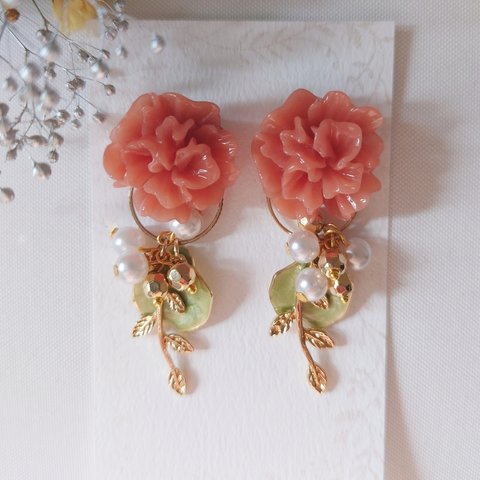 再再販です♡2way♡シャクヤクの華やかピアス　【コーラル】