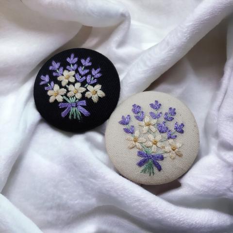 ラベンダー と 白い花 の 花束 刺繍 ブローチ