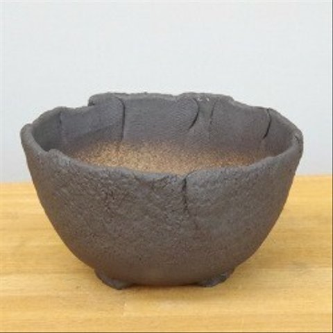 鉢は樹や草花の表情をがらっと変える【盆栽鉢　黒丸型鉢 　直径１５ｃｍ】