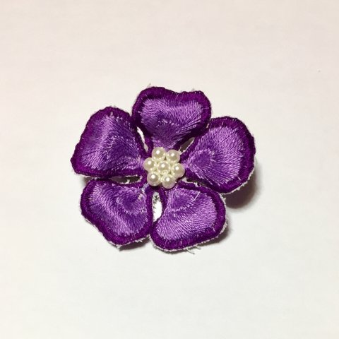 立体刺繍 ブローチ 花モチーフ 紫