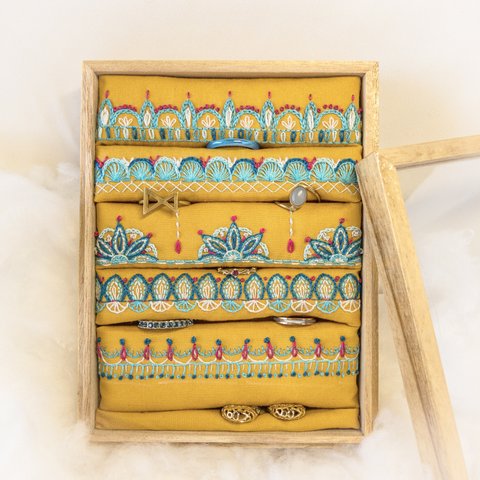 ナマステ刺繍 ✸ 木箱のジュエリーボックス