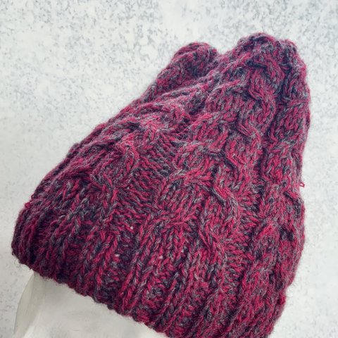 ワインレッドの手編みの帽子 