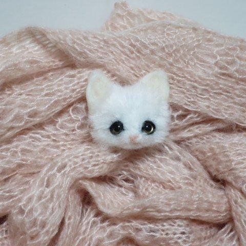 羊毛フェルト  猫  白猫   毛糸  ぽんぽん  ブローチ  ハンドメイド  