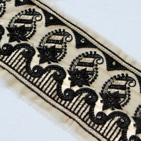 インド刺繍リボンᢂモノトーンペイズリー　インド刺繍/刺繍リボン/リボン/シルクリボン/トリム/ブレード/ジャガードリボン/チロリアンテープ/レース/チュール