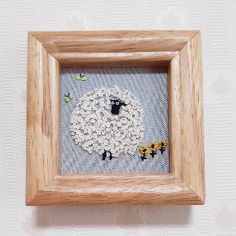 刺繍フレーム🐑もふもふ羊さん 壁飾り インテリア雑貨