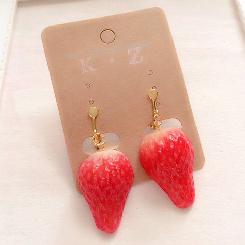 いちごのイヤリング&ピアス