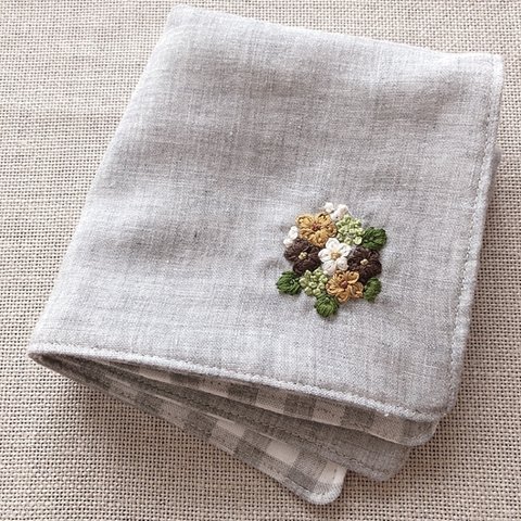 刺繍ハンカチ　茶と白の花のブーケ