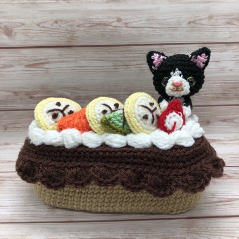 フルーツケーキ　小物入れ　ハチワレネコ　あみぐるみ