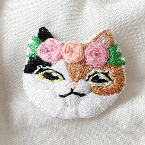 【三毛猫】薔薇の花冠猫ちゃん手刺繍ブローチ