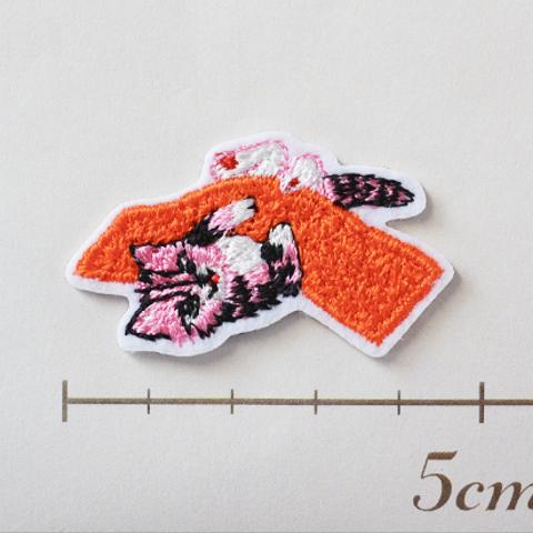 かわいい刺繍ワッペン　タオルとネコ　シール付き　オレンジ×ピンク-E　アップリケ