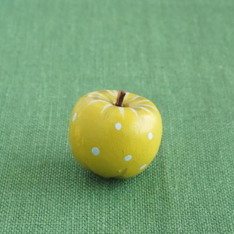 (1個) 青りんごのウッドボタン　ドイツ製
