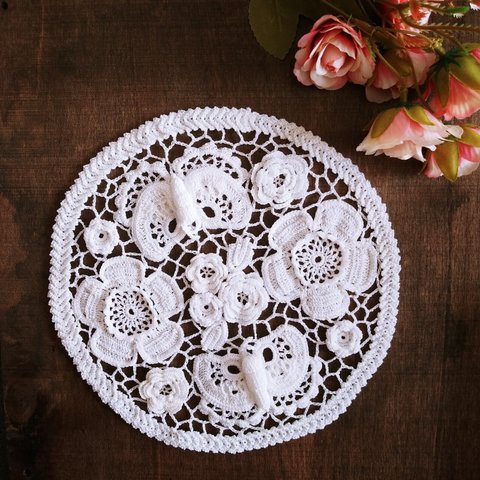 蝶々とバラたちのワルツ　アイリッシュクロッシェレース編みの円形ドイリー　irish crochet doily