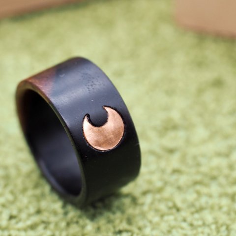 木の指輪ケース付き(ウッドリング) 月刻印入り 黒檀材／銅板