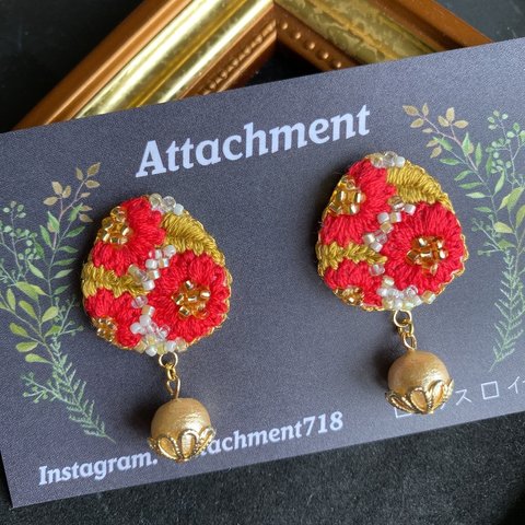 No.52 刺繍　刺繍ピアス  刺繍イヤリング　ビーズ　ピアス  イヤリング　赤　パール　花　秋　糸　ボタニカル　ナチュラル