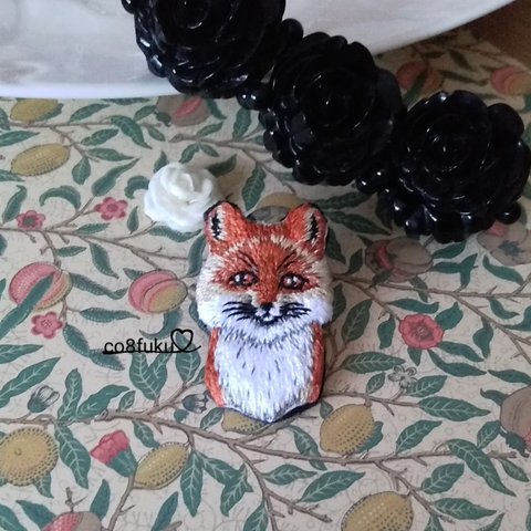 キツネの刺繍ブローチ 動物 いきもの 