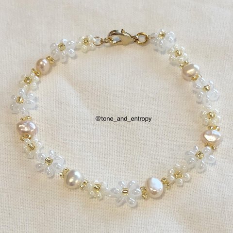 “初代”淡水パールとパールホワイトのお花のブレスレット / Freshwater pearls&pearly white beaded flowers bracelet