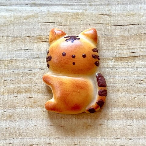 だっこポーズのねこパンブローチ