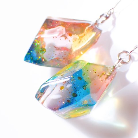 虹色の鉱石風ピアス・イヤリング レジン 鉱石レジン 青 赤 黄色 緑 紫 カラフル E