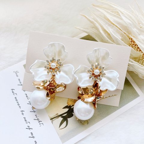 White flower & Pearl イヤリング𖧷結婚式 お呼ばれ  前撮り 成人式 などにもおすすめ𖧷