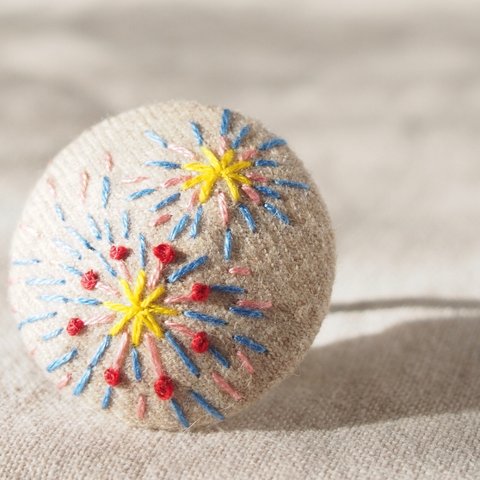 刺繍ブローチ☆ 花火　くるみボタンブローチ ヘアゴム  に変更可