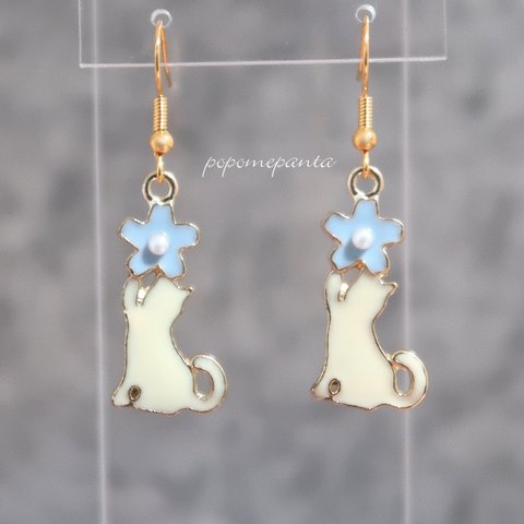 猫とお花のピアス　イエロー＆ブルー