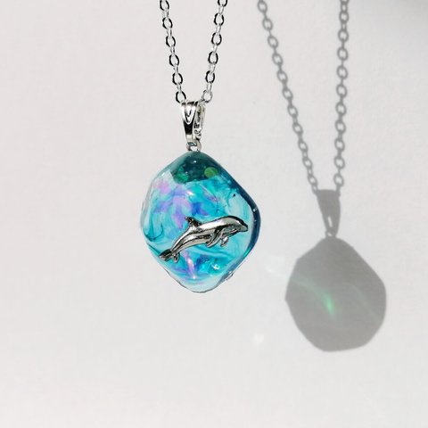 シャチと雪の水面ネックレス（コバルトブルー） / レジン /  結晶 / 海