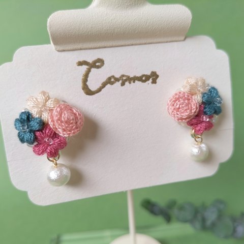 ちいさな薔薇の花束 No.2/刺繍糸から生まれたイヤリング・ピアス/レース編み