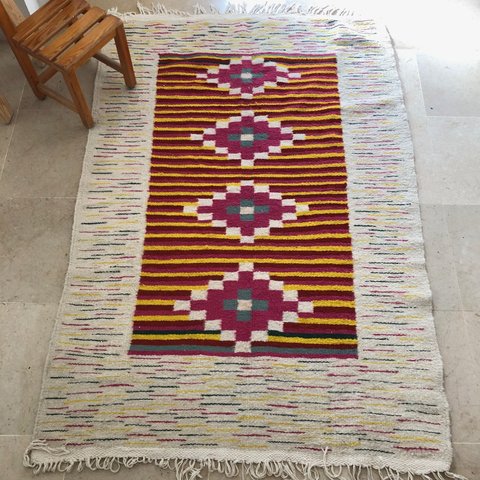 手織りのキリム　北アフリカ　真ん中の模様の大胆な色使いがポイントに　周りの細かい色並びもほどよくかわいい　ルケフ80