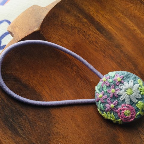 手刺繍くるみボタンのヘアゴム(春の草花)