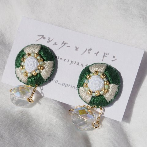 浮き輪モチーフの刺繍ピアス　”green"