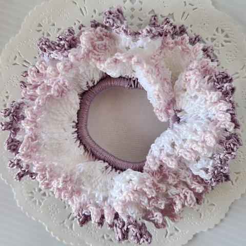 白とピンクの手編みダブルフリルシュシュ