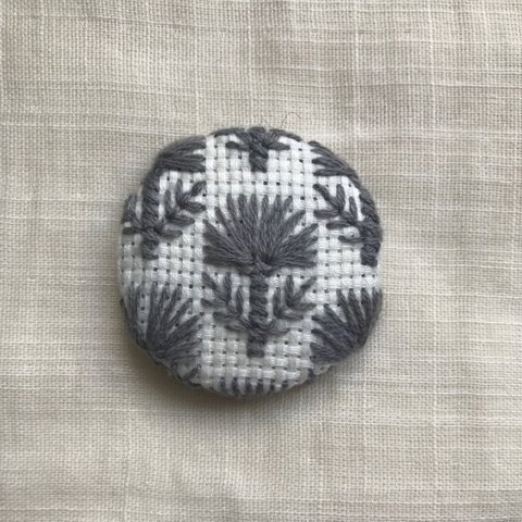 地刺し 刺繍 くるみボタン ヘアゴム    ブローチ