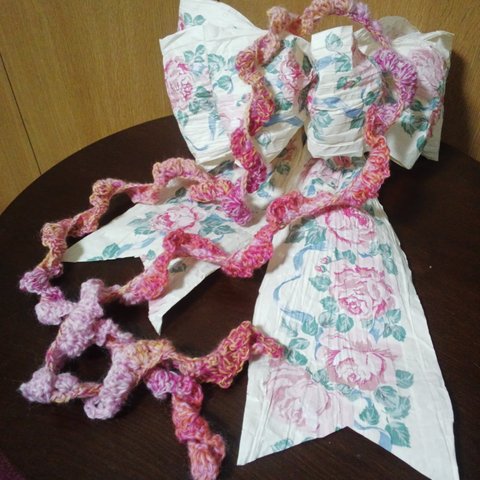 ピンクのグラデーションの糸製ラリエット