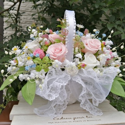 Wedding🌸可憐なスズラン（アート）とプリザーブドの薔薇のバスケットブーケ🌸アーティフィシャル＆プリザーブド　結婚　インテリア