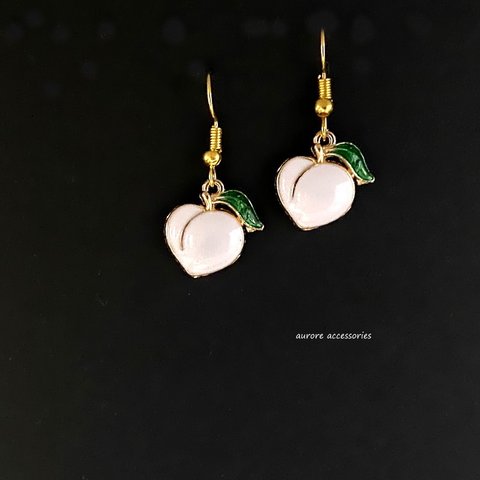 peach pierced earrings　ピーチ　桃　カジュアル　小さめ　フルーツ　果物　かわいい　揺れる　小ぶり　ピンク