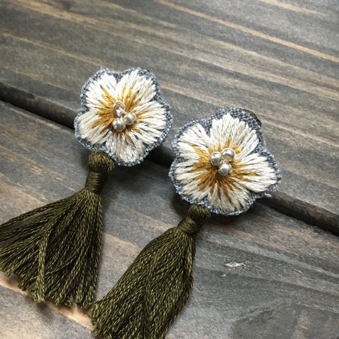 フラワー刺繍タッセル イヤリング