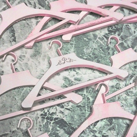 ハンガー 彫刻 No.1 ピンク 10本 1/6 ドールハウス ミニチュア ハンドメイド ブライス ネオブライス リカちゃん シルバニア アンティーク ハンドメイド 木製 家具 ドール 人形