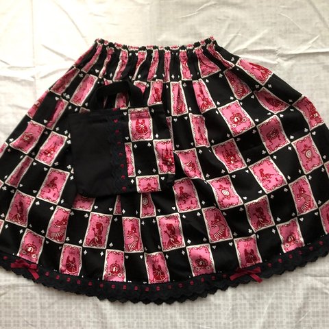 シンデレラ柄のスカート　黒×ピンク