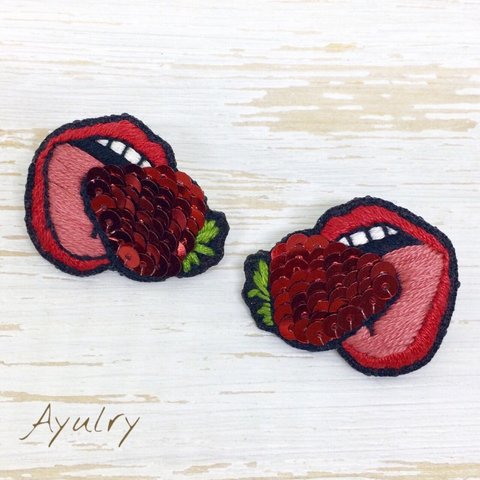 【送料無料】真っ赤な刺繍の唇と真っ赤なスパンコールのイチゴのピアス＊レッド×ブラック
