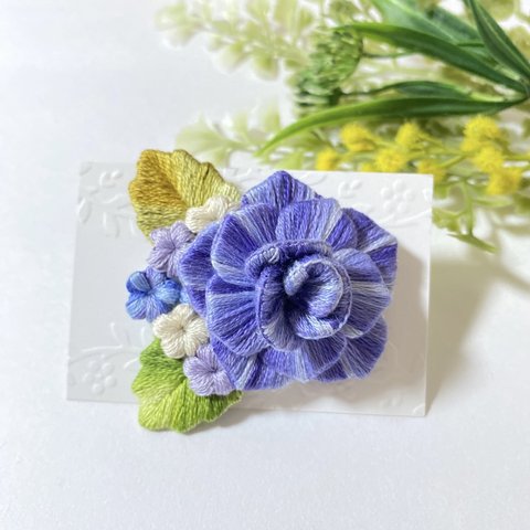 薔薇と小花の刺繍ブローチ  立体刺繍  パープル系