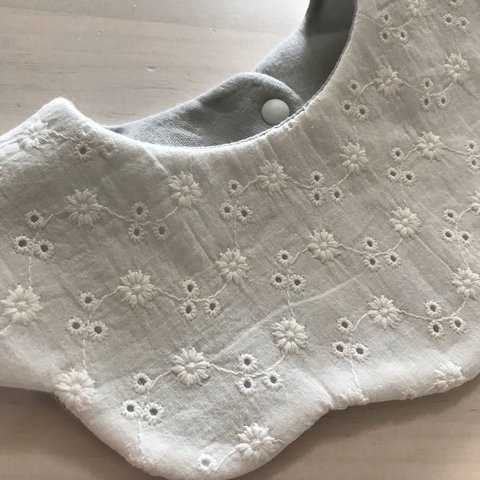 小花刺繍のもくもくスタイ〈シロツメクサ〉